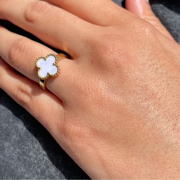 VINTAGE STYLE ALHAMBRA WHITE FOUR LEAF CLOVER RING - Picture 2 of 9